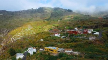 Dağ köyünün ve çevreleyen arazinin üzerinde uçmak. Tenerife, Kanarya Adaları, İspanya