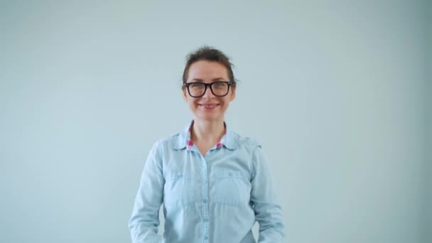Счастливая женщина в очках зарабатывает деньги на долларовых купюрах — стоковое видео