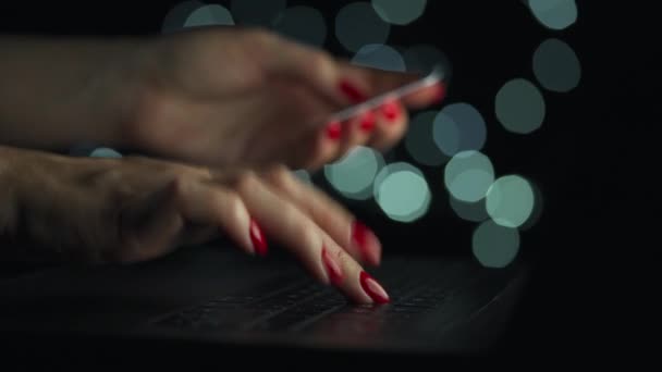 Mani femminili digitando il numero di carta di credito sulla tastiera del computer per effettuare acquisti online di notte. Servizio di pagamento online. — Video Stock