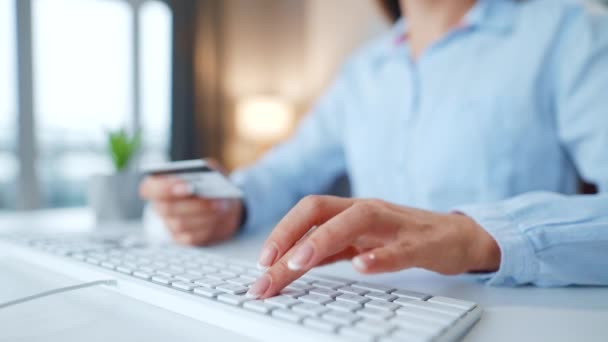 Tangan wanita mengetik nomor kartu kredit di papan ketik komputer. Wanita melakukan pembelian online. Layanan pembayaran daring. — Stok Video