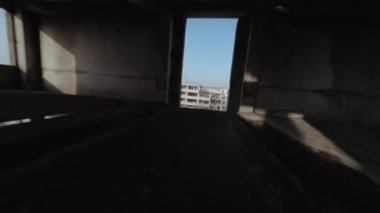 FPV insansız hava aracı terk edilmiş bir binanın içinden uçuyor..