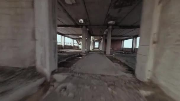 FPV drone vole à travers un bâtiment abandonné. — Video