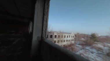 FPV insansız hava aracı terk edilmiş bir binada hızlı ve manevra kabiliyetine sahip.