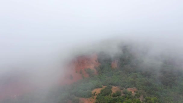 Lecąc przez chmury nad gęsto roślinnością powierzchni. Wyspy Kanaryjskie, Hiszpania — Wideo stockowe