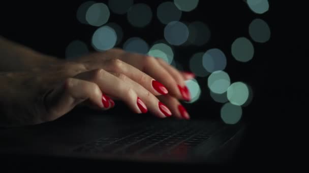 Beschleunigtes Video weiblicher Hände tippt nachts auf einem Laptop. Verschwommenes Licht auf dem Hintergrund. Zeitraffer. Zeitraffer — Stockvideo