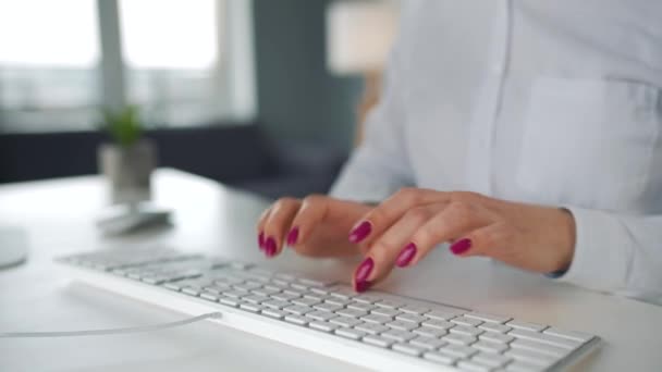 Femeie tastând pe o tastatură de calculator. Conceptul de muncă la distanță . — Videoclip de stoc