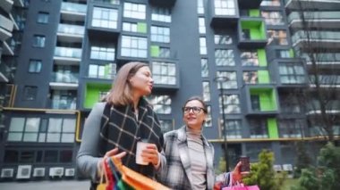 İki mutlu kadın başarılı bir alışverişin ardından alışveriş poşetleriyle ve kahve eşliğinde yürürler ve birbirleriyle ilgiyle konuşurlar. Yavaş çekim