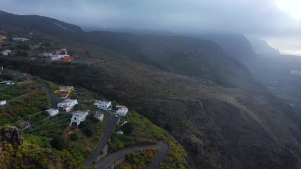 Пливи над гірським селом і довколишнім ландшафтом. Тенерифе (Канарські острови, Іспанія). — стокове відео