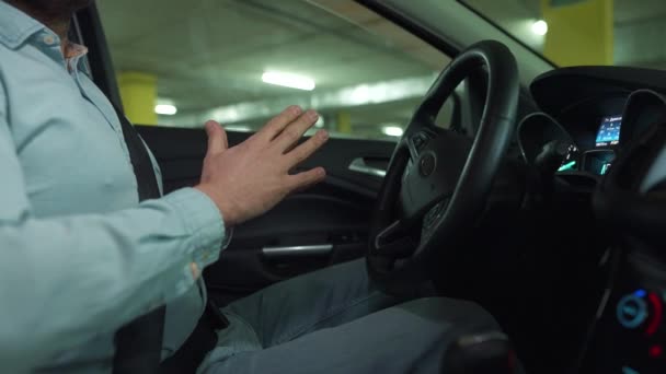 Hombre conduciendo en coche automatizado innovador usando piloto automático de auto-estacionamiento para estacionar en el estacionamiento — Vídeo de stock