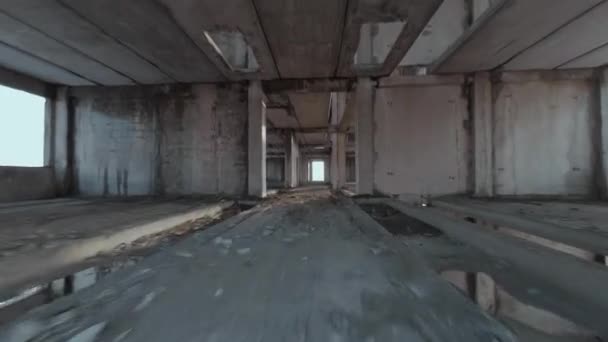 Drone FPV vuela a través de un edificio abandonado. — Vídeos de Stock