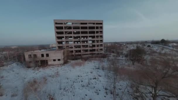 FPV дрон швидко наближається і летить через покинутий багатоповерховий будинок — стокове відео