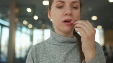 Kafede kızartma yiyen bir kadın..