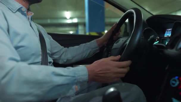 Hombre conduciendo en coche automatizado innovador usando piloto automático de auto-estacionamiento para estacionar en el estacionamiento — Vídeo de stock