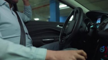 Otomatik otoparkta otopark için otomatik pilot kullanan bir adam yenilikçi bir şekilde araba kullanıyor.