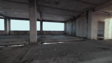 FPV insansız hava aracı terk edilmiş bir binanın içinde manevra yapabiliyor.