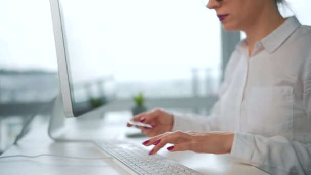 Mujer escribiendo el número de tarjeta de crédito en el teclado de la computadora. Está haciendo compras en línea. Servicio de pago en línea. — Vídeo de stock