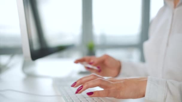 Mujer escribiendo el número de tarjeta de crédito en el teclado de la computadora. Está haciendo compras en línea. Servicio de pago en línea. — Vídeos de Stock