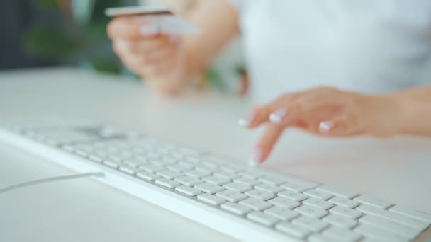컴퓨터 키보드로 신용 카드 번호를 입력하는 여성. 그녀는 온라인 구매를 합니다. 온라인 결제 서비스. — 비디오