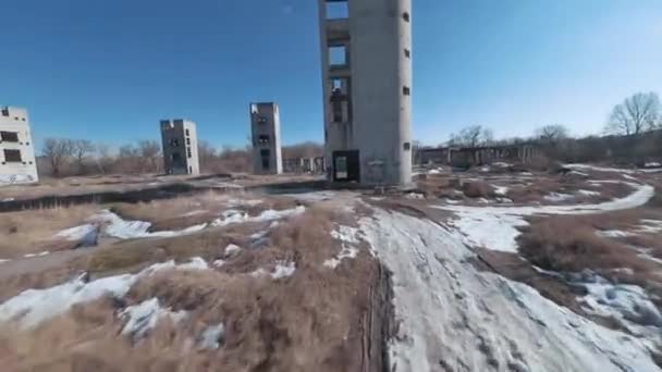 FPV drone vola rapidamente e manovrabilmente tra le rovine di edifici industriali — Video Stock