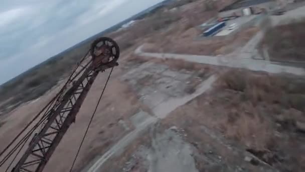 Dron FPV lata manewrowe w pobliżu opuszczonej koparki spacerowej — Wideo stockowe