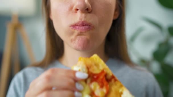 Mujer comiendo pizza. Primer plano. Concepto de picaduras rápidas y alimentos poco saludables — Vídeo de stock