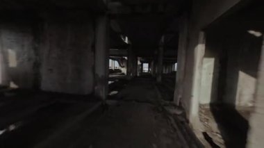 FPV insansız hava aracı terk edilmiş bir binanın içinde manevra yapabiliyor.