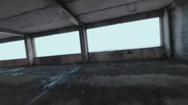 FPV insansız hava aracı terk edilmiş bir binanın içinde manevra yapabiliyor.