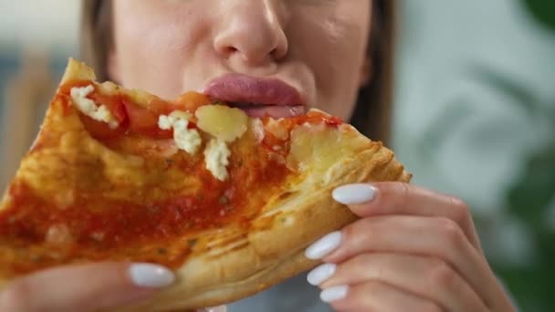 Mulher a comer pizza. Close-up. Conceito de mordidas rápidas e alimentos insalubres — Vídeo de Stock