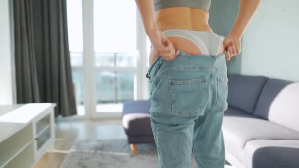 Una donna tira i jeans sopra le natiche. Corpo positivo, normale, corpo sano — Video Stock