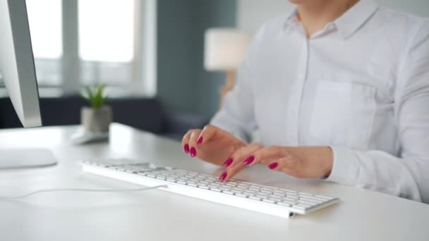 Kvinne skriver på et datamaskintastatur. Fjernarbeidsbegrep. – stockvideo