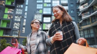 İki mutlu kadın başarılı bir alışverişin ardından alışveriş poşetleriyle ve kahve eşliğinde yürürler ve birbirleriyle ilgiyle konuşurlar. Yavaş çekim