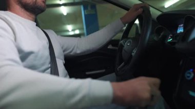 Otomatik otoparkta otopark için otomatik pilot kullanan bir adam yenilikçi bir şekilde araba kullanıyor.