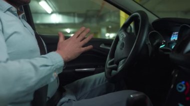 Otomatik otoparkta otopark için otomatik pilot kullanan bir adam yenilikçi bir şekilde araba kullanıyor.