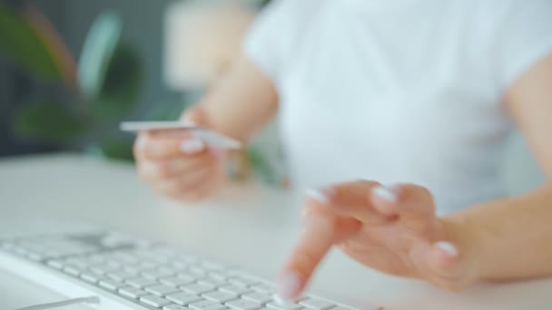 Kvinnan skriver kreditkortsnummer på datorns tangentbord. Hon handlar på nätet. Betalningstjänst online. — Stockvideo