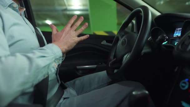 Homme conduisant dans une voiture automatisée innovante en utilisant le pilote automatique de stationnement pour le stationnement sur le parking — Video