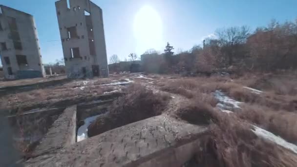 FPV drone vola rapidamente e manovrabilmente tra le rovine di edifici industriali — Video Stock