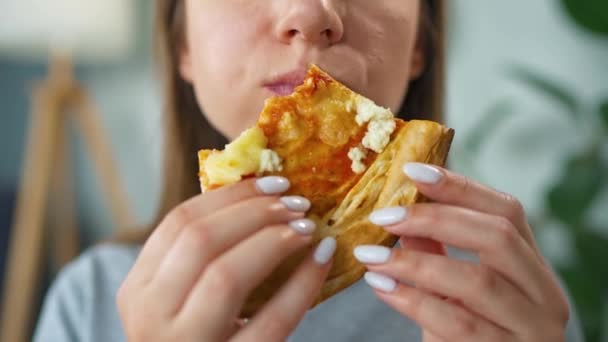 Mulher a comer pizza. Close-up. Conceito de mordidas rápidas e alimentos insalubres — Vídeo de Stock