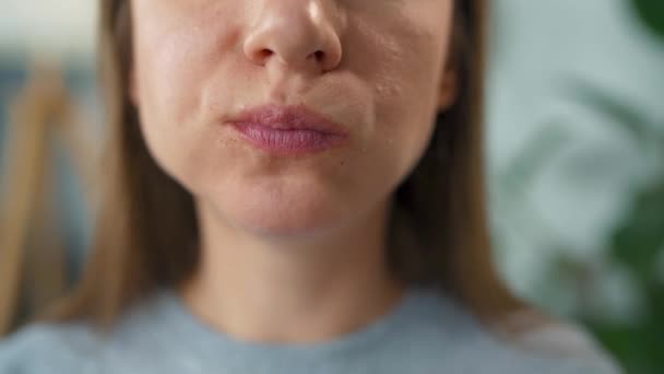 Woman eating pizza. Close-up. Concept of quick bites and unhealthy food — Stock Video