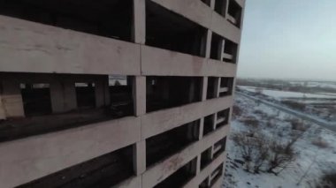 FPV İHA 'sı terk edilmiş bir binanın içinde manevra yapabiliyor. İnsanlar olmadan kıyamet sonrası konumu