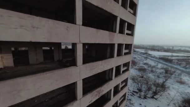 El dron FPV vuela maniobrable a través de un edificio abandonado. Ubicación post-apocalíptica sin personas — Vídeos de Stock