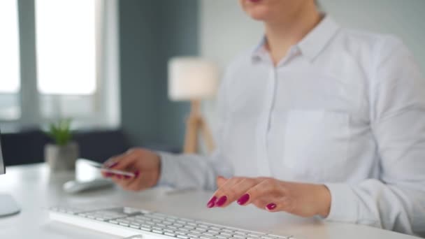 Mulher digitando número de cartão de crédito no teclado do computador. Ela está a fazer compras online. Serviço de pagamento online. — Vídeo de Stock
