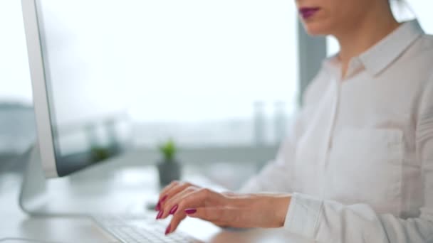Kvinnan skriver på ett datortangentbord. Begreppet distansarbete. — Stockvideo