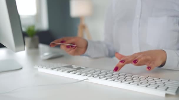 Frau tippt Kreditkartennummer auf Computertastatur. Sie kauft online ein. Online-Bezahldienst. — Stockvideo