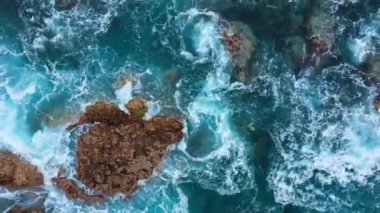 Atlantik Okyanusu 'nun çöl kıyısından yükselin. Tenerife adasının kayalık kıyısı. Deniz dalgalarının kıyıya ulaşan hava aracı görüntüleri.