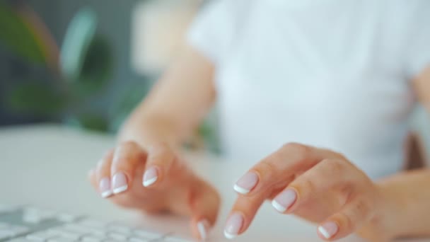 Γυναικεία χέρια πληκτρολογούν σε ένα πληκτρολόγιο υπολογιστή. Έννοια της απομακρυσμένης εργασίας. — Αρχείο Βίντεο