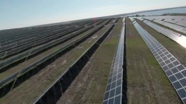 Güneş panellerinden oluşan bir alanın üzerinden hızlı ve manevra kabiliyeti yüksek bir uçuş. Ekolojik yenilik.