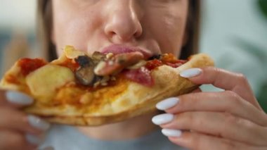 Pizza yiyen bir kadın. Yakın plan. Hızlı ısırıklar ve sağlıksız yiyecekler kavramı