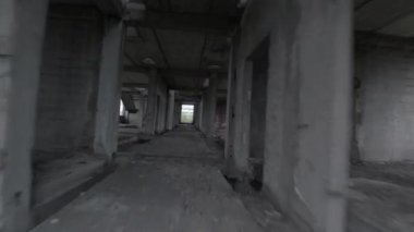 FPV İHA 'sı terk edilmiş bir binanın içinde manevra yapabiliyor. İnsanlar olmadan kıyamet sonrası konumu