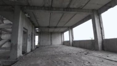 FPV İHA 'sı terk edilmiş bir binanın içinde manevra yapabiliyor. İnsanlar olmadan kıyamet sonrası konumu