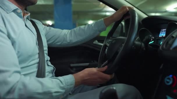 Hombre conduciendo en coche automatizado innovador usando piloto automático de auto-estacionamiento para estacionar en el estacionamiento — Vídeo de stock